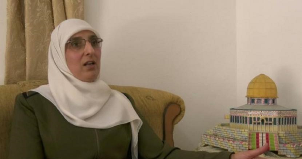 الاسيرة انتصار العواودة تروي تفاصيل الانتهاكات المؤلمة والقاسية التي تعرضت لها